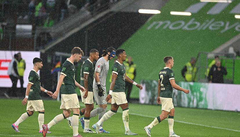 Die Partie von Wolfsburg gegen Köln musste wegen eines Unwetters unterbrochen werden