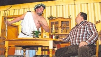 Theater im Theater. Opa (Armin Klimmer) betritt als Zeus die Bühne, Willi (Michael Förch) fehlen die Worte, und das will etwas heißen.Foto: Rudolf Landauer Theater im Theater. Opa (Armin Klimmer) betritt als Zeus die Bühne, Willi (Michael Förch) fehlen die Worte, und das will etwas heißen.Foto: Rudolf Landauer