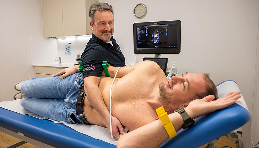 Lorenz Esposito macht bei Sebastian Hammer eine sogenannte Echo-Kardiografie, also einen Ultraschall des Herzens. Für den Schwimmer gilt: Alles im grünen Bereich.