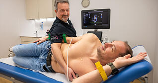 Lorenz Esposito macht bei Sebastian Hammer eine sogenannte Echo-Kardiografie, also einen Ultraschall des Herzens. Für den Schwimmer gilt: Alles im grünen Bereich.