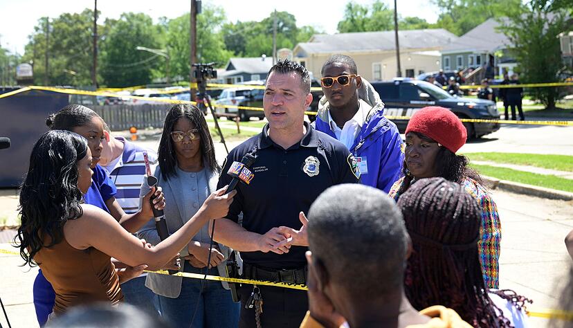 Nach Sch&uuml;ssen in Louisiana: Chris Bordelon informiert die Presse &uuml;ber die Tat.