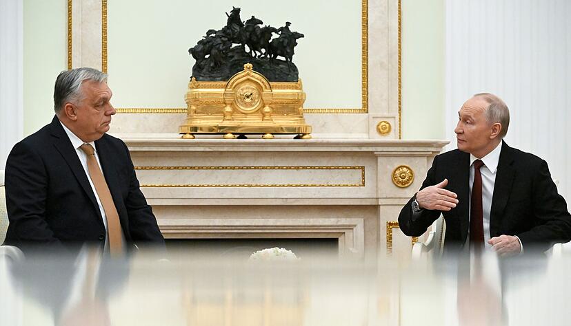 Kremlchef Wladimir Putin (r) und der ungarische Ministerpräsident Viktor Orban sprechen im Kreml auch über die neue Friedensinitiative von US-Präsident Donald Trump für die Ukraine. Kremlchef Wladimir Putin (r) und der ungarische Ministerpräsident Viktor Orban sprechen im Kreml auch über die neue Friedensinitiative von US-Präsident Donald Trump für die Ukraine.