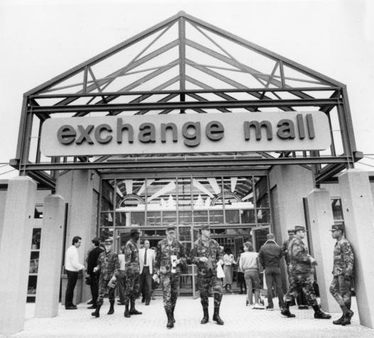 1987: Nahe der Herbert-Hoover-Siedlung öffnet das US-Einkaufscenter. Die Exchange Mall ist ausschließlich der amerikanischen Bevölkerung zugänglich.