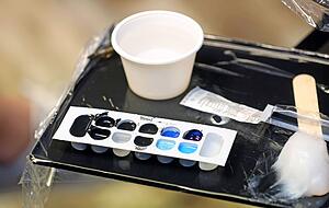 Gelagert in Fläschchen werden die Farben anschließend in einer Palette angerührt. Gelagert in Fläschchen werden die Farben anschließend in einer Palette angerührt.