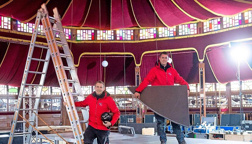 Der Aufbau ist in vollem Gange, das Zelt steht, die Bühne nimmt Gestalt an: Im Gourmet-Palast von Radio Ton auf der Theresienwiese steht am 8. Dezember die Premiere an.