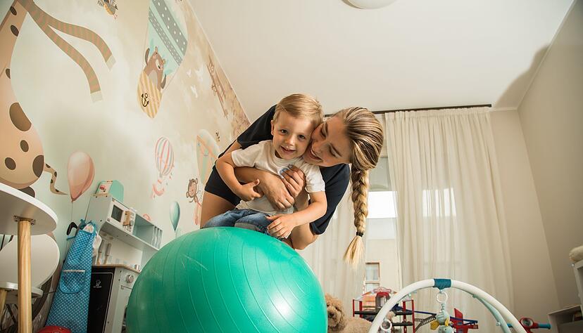 Der Arbeitgeber muss bei seiner Entscheidung über die Verteilung der Arbeitszeit auch die familiären Belange der Arbeitnehmer angemessen berücksichtigen. Der Arbeitgeber muss bei seiner Entscheidung über die Verteilung der Arbeitszeit auch die familiären Belange der Arbeitnehmer angemessen berücksichtigen.