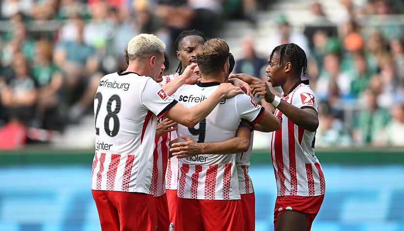 Jubel beim SC Freiburg: In Bremen gelang den Bremern der zweite Saisonsieg. Jubel beim SC Freiburg: In Bremen gelang den Bremern der zweite Saisonsieg.