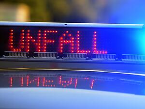 Ein Lkw-Fahrer ist bei Erlenbach auf der A6 Richtung N&uuml;rnberg auf einen Lastwagen-Anh&auml;nger aufgefahren.