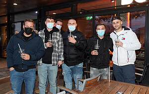 Timo Scheufler aus Langenbeutingen, Lukas Schütz aus Schwaigern und ihre Klassenkameraden von der Wilhelm-Maybach-Schule halten sich nach eigenen Angaben bei ihren Kneipentouren „immer an die Regeln“. Foto: Andreas Veigel Timo Scheufler aus Langenbeutingen, Lukas Schütz aus Schwaigern und ihre Klassenkameraden von der Wilhelm-Maybach-Schule halten sich nach eigenen Angaben bei ihren Kneipentouren „immer an die Regeln“. Foto: Andreas Veigel