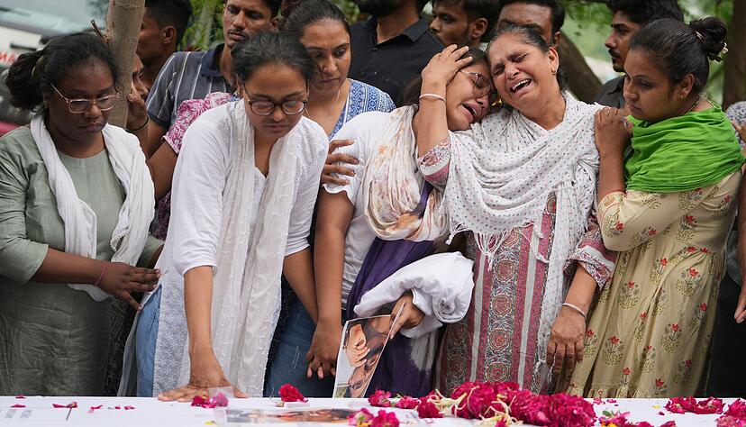Familienmitglieder eines Opfers trauern bei seiner Beisetzung. (Archivbild) Familienmitglieder eines Opfers trauern bei seiner Beisetzung. (Archivbild)