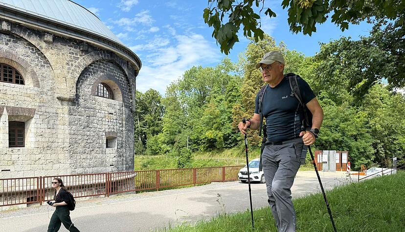 Unbeschuht aber unbeugsam: Andreas Stoch bei seiner Ankunft an der Ulmer Wilhelmsburg.