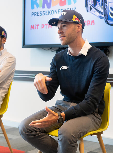 Kinderpressekonferenz im Audi-Forum mit den DTM-Rennfahrern Ricardo Feller und Kelvin van der Linde Kinderpressekonferenz im Audi-Forum mit den DTM-Rennfahrern Ricardo Feller und Kelvin van der Linde