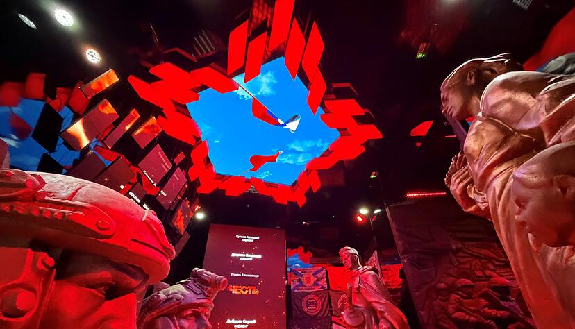 In der Propaganda-Schau zum völkerrechtswidrigen Angriffskrieg werden russische Soldaten wie Helden dargestellt. In der Propaganda-Schau zum völkerrechtswidrigen Angriffskrieg werden russische Soldaten wie Helden dargestellt.