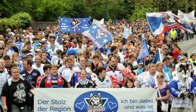Fans der Kassel Huskies demonstrieren für den Erhalt ihres Clubs. Fans der Kassel Huskies demonstrieren für den Erhalt ihres Clubs.