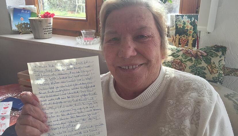 "So, meine liebe Helga. Vielen Dank für deinen Brief. Aber er war lang − viel länger als meiner." So beginnt einer der Briefe, die Helga Wildersinn von ihrer Freundin Isa Herrmann bekommen hat. Die beiden Frauen kennen sich seit über 70 Jahren. Foto: Linda Möllers "So, meine liebe Helga. Vielen Dank für deinen Brief. Aber er war lang − viel länger als meiner." So beginnt einer der Briefe, die Helga Wildersinn von ihrer Freundin Isa Herrmann bekommen hat. Die beiden Frauen kennen sich seit über 70 Jahren. Foto: Linda Möllers
