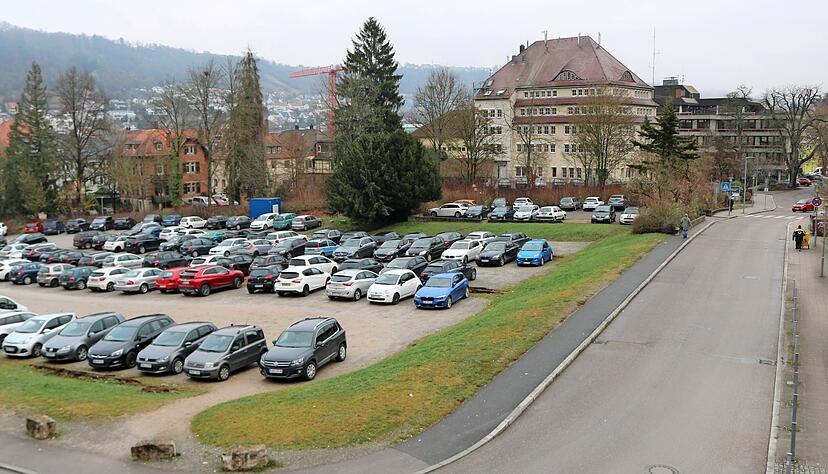 Auf dem Schotterparkplatz vor dem Kaufland entsteht bis 2025 ein erster Verwaltungstrakt. Bis 2029 soll der Hauptbau (rechts hinten) ersetzt werden.
Foto: Reichert