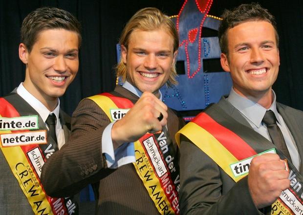 "Mister Germany 2009" Dirk Schlemmer (Mitte), der Zweitplatzierte Rene Hofmann (rechts) und der Drittplatzierte Philipp Zeuske freuen sich über ihre Wahl zu den schönsten Männern Deutschlands.