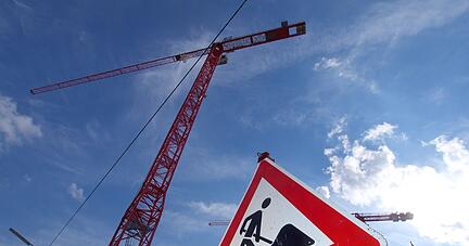 Besonders beim Wohnungsbau ist der extreme Materialmangel der Baubranche spürbar. Viele Baufirmen kommen an ihre Grenzen.