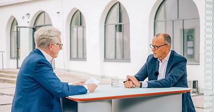 Der CDU-Vorsitzende Friedrich Merz sitzt mit dem Leiter des ZDF-Hauptstadtstudios, Theo Koll, beim ZDF-Sommerinterview. Der CDU-Vorsitzende Friedrich Merz sitzt mit dem Leiter des ZDF-Hauptstadtstudios, Theo Koll, beim ZDF-Sommerinterview.
