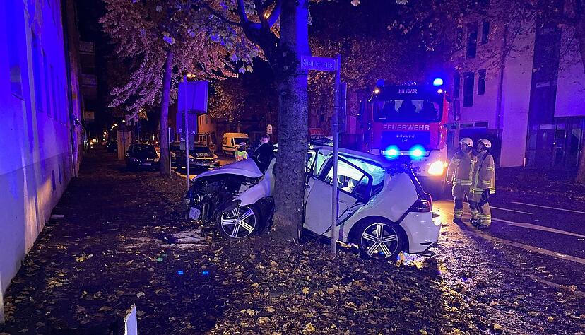 Ein VW Golf krachte in der Nacht auf Sonntag (5. November) in der Heilbronner Urbanstraße gegen einen Baum. Ein VW Golf krachte in der Nacht auf Sonntag (5. November) in der Heilbronner Urbanstraße gegen einen Baum.