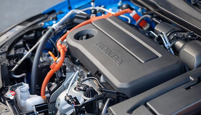 Modernes Kraftwerk mit moderater Leistung: Der Verbrenner wird von zwei E-Motoren unterstützt und kommt auf insgesamt 135 kW/184 PS. Modernes Kraftwerk mit moderater Leistung: Der Verbrenner wird von zwei E-Motoren unterstützt und kommt auf insgesamt 135 kW/184 PS.