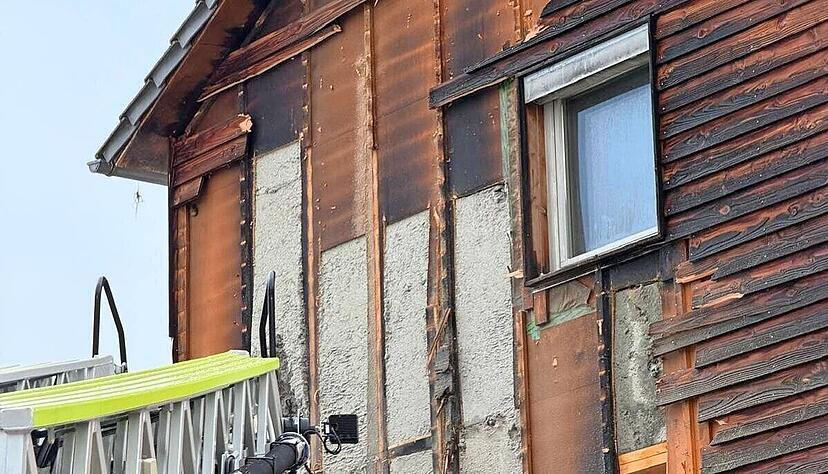 Das Haus der beiden Altenpfleger Nina und Sascha Winkler wurde durch verheerenden Brand zerstört. Ausgehend von der Fassade um den Kamin herum sind vor allem das Schlafzimmer und der Dachstuhl betroffen.
Foto: privat Das Haus der beiden Altenpfleger Nina und Sascha Winkler wurde durch verheerenden Brand zerstört. Ausgehend von der Fassade um den Kamin herum sind vor allem das Schlafzimmer und der Dachstuhl betroffen.
Foto: privat