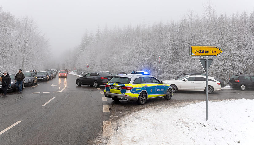 Auch die Polizei ist vor Ort. Zwischenzeitlich mussten die Zufahrtstraßen zum Stocksberg gesperrt werden. Foto: Mario Berger. Auch die Polizei ist vor Ort. Zwischenzeitlich mussten die Zufahrtstraßen zum Stocksberg gesperrt werden. Foto: Mario Berger.