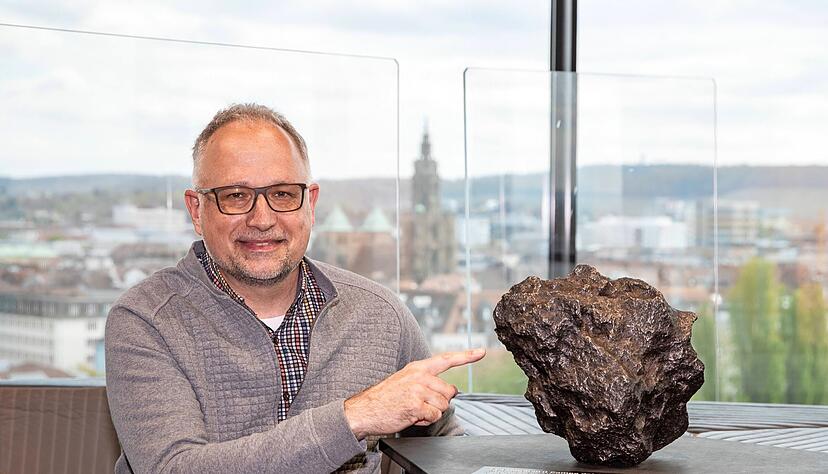 Stephan Fichtner mit dem Meteoriten Campo del Cielo, der aus Eisen (92,6 Prozent) und Nickel (rund 6,7 Prozent) besteht.
Foto: Andreas Veigel Stephan Fichtner mit dem Meteoriten Campo del Cielo, der aus Eisen (92,6 Prozent) und Nickel (rund 6,7 Prozent) besteht.
Foto: Andreas Veigel