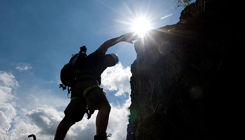 Selbst der erfahrenste Bergwanderer kann Höhenschwindel erleben - ein flaues Gefühl, das sich in der Höhe einstellt. Selbst der erfahrenste Bergwanderer kann Höhenschwindel erleben - ein flaues Gefühl, das sich in der Höhe einstellt.