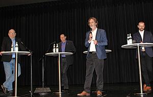 Auf dem Podium: Bürgermeister Torsten Kunkel (von links), Jörg Holdt von der Bürgerinitiative, Moderator Helmut Bauer und Mike Weise, Dezernent für Umwelt und Ordnung im Landratsamt.
