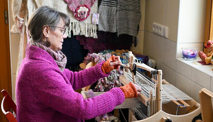 Svenja Suhr an ihrem Arbeitsplatz: Am besten eigne sich die Wolle von Hunden mit m&ouml;glichst langem Haar.