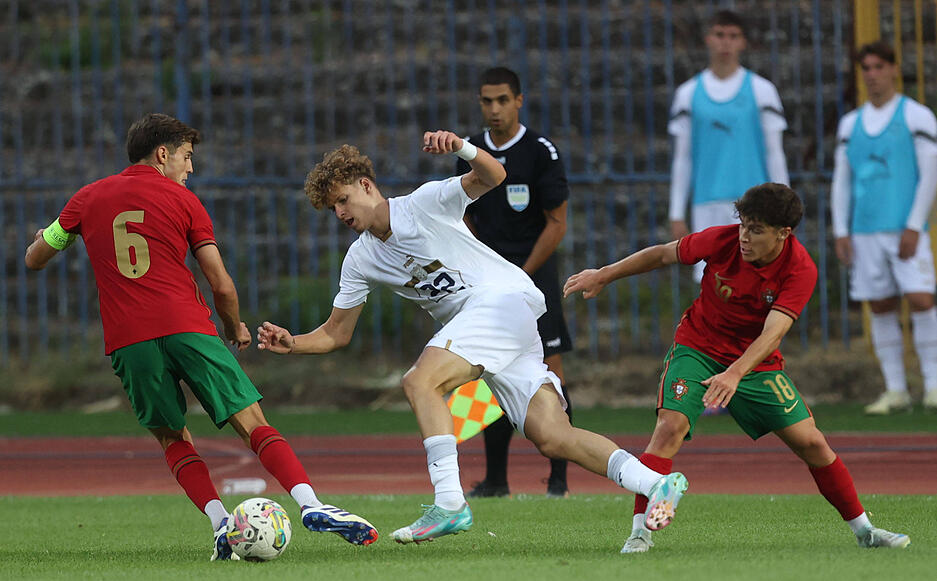 Der 18-Jährige ist serbischer U21-Nationalspieler und gilt als großes Talent.