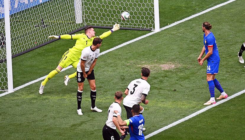 Kylian Mbapp&eacute; erzielt das 1:0. Torwart Marc-Andr&eacute; ter Stegen hechtet vergebens.