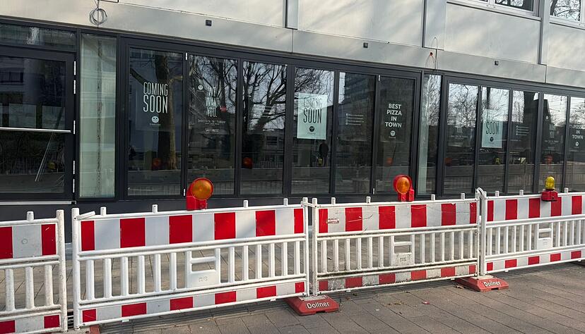 Noch ist nicht viel von "60 Seconds to Napoli" an der Neckarmeile zu erkennen. Lediglich &bdquo;Coming soon&ldquo;-Plakate weisen auf die baldige Er&ouml;ffnung des Restaurants hin.