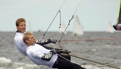 Jan-Peter (hinten) und Hannes Peckolt segeln in ihrem 49er Boot auf der Kieler F&ouml;rde.
