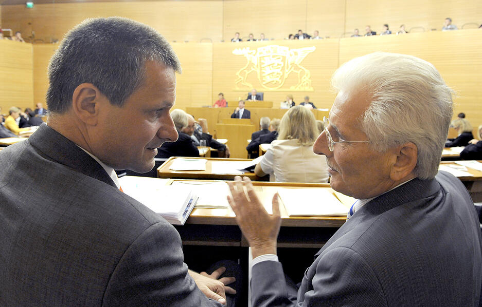2009 wird Rülke erstmals Vorsitzender der FDP/DVP-Fraktion und folgt auf Ulrich Noll (r.). In diesem Amt ist er bis heute. Foto: dpa