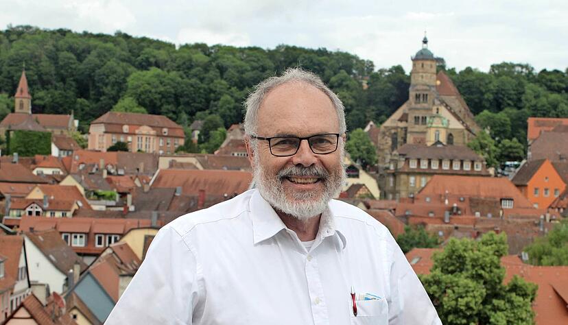 Dem Himmel etwas n&auml;her: Auf der Dachterrasse seines B&uuml;ros, das sich im Schw&auml;bisch Haller Brenzhaus befindet, hat der scheidende Schuldekan Kurt Wolfgang Schatz einen sagenhaften Ausblick auf die Stadt.
Foto: Regina Koppenh&ouml;fer