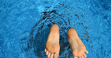 Wasser aus einem Schwimmbecken sollte auf keinen Fall im Garten entsorgt werden. Chlor und andere Desinfektionsmittel können dem Grundwasser schaden.