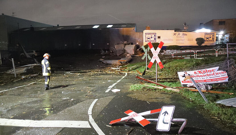 Bahnübergang in Köln: Der Sturm hinterlässt nicht nur im Norden Deutschlands große Schäden. Am Freitag kommt es wegen des Wetters erneut zu Zugausfällen. Bahnübergang in Köln: Der Sturm hinterlässt nicht nur im Norden Deutschlands große Schäden. Am Freitag kommt es wegen des Wetters erneut zu Zugausfällen.