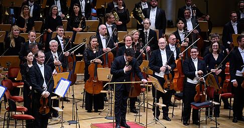 Dirigent Lahav Shani und die Münchner Philharmoniker werden in Berlin gefeiert.