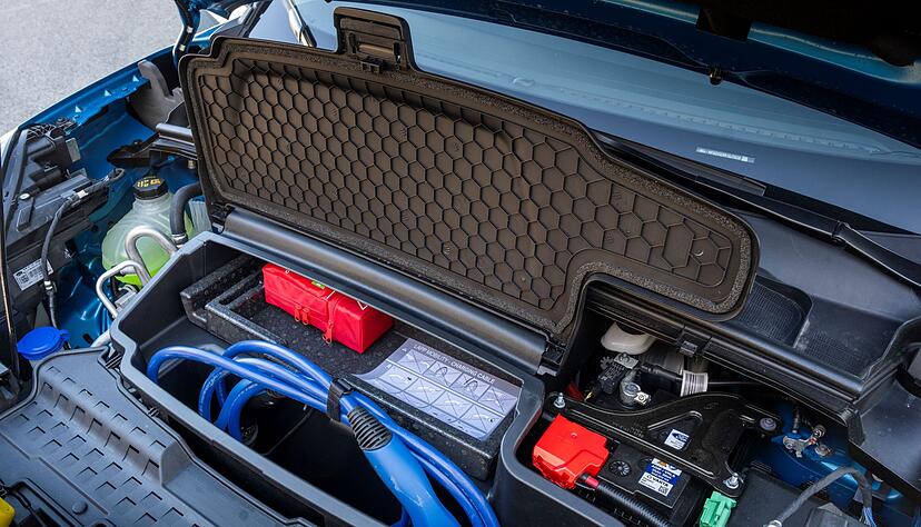 Am Bug, da ist noch Platz: Und zwar f&uuml;r diesen immerhin 43 Liter gro&szlig;en Frunk.