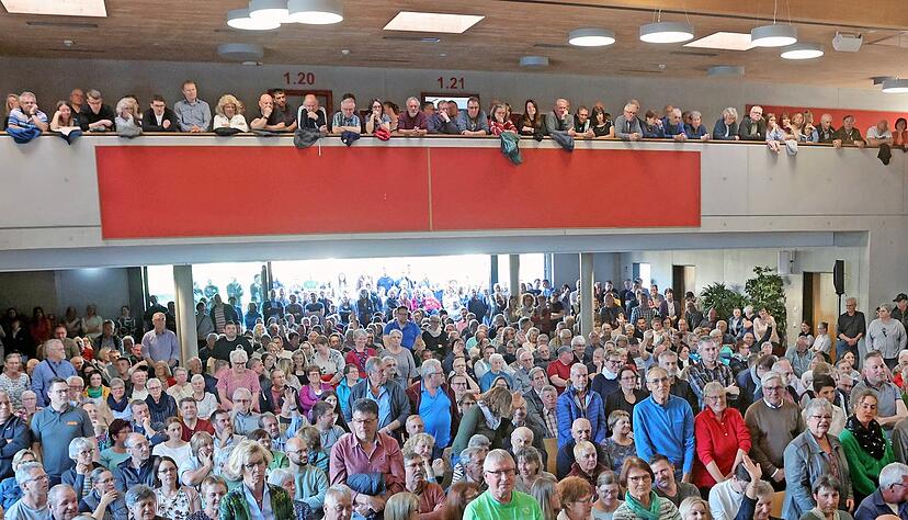 Rappelvoll: Rund 500 Zuschauer verfolgen das Forum im Bürgerhaus. 
Foto: Seidel