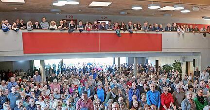 Rappelvoll: Rund 500 Zuschauer verfolgen das Forum im Bürgerhaus. 
Foto: Seidel