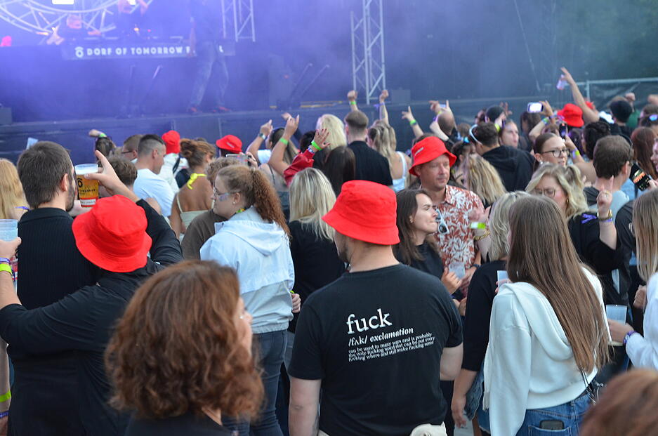 In der Hergstbach-Arena Möckmühl-Korb feiern die Gäste beim Dorf of Tomorrow bis in die Nacht. In der Hergstbach-Arena Möckmühl-Korb feiern die Gäste beim Dorf of Tomorrow bis in die Nacht.
