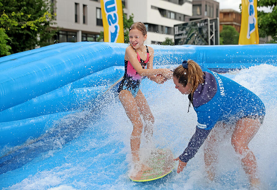 Mit Unterstützung wagten sich auch Jüngere aufs Brett. Mit Unterstützung wagten sich auch Jüngere aufs Brett.