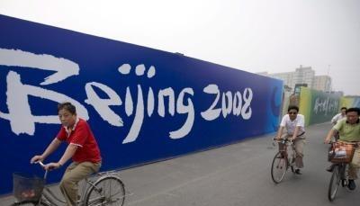 Wie diese Chinesen werden sich die deutschen Team-Betreuer mit dem Rad fortbewegen.