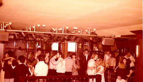 Eng umschlungen oder in Standard-Tanzhaltung: Auf der Tanzfläche kamen sich die Gäste näher, wie diese alte Aufnahme zeigt. Foto: privat Eng umschlungen oder in Standard-Tanzhaltung: Auf der Tanzfläche kamen sich die Gäste näher, wie diese alte Aufnahme zeigt. Foto: privat