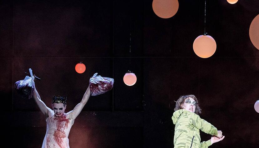 Rasender Machtmensch mit traumatisierter Kindheit: Lina Beckmann (rechts) ist Richard III., Kristof Van Boven gleich die ganze Familie Lancaster.
Foto: Festspiele Rasender Machtmensch mit traumatisierter Kindheit: Lina Beckmann (rechts) ist Richard III., Kristof Van Boven gleich die ganze Familie Lancaster.
Foto: Festspiele