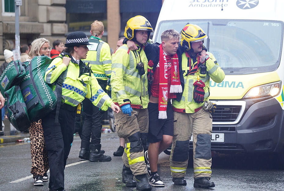 Polizei und Rettungskr&auml;fte k&uuml;mmern sich um Verletzte in der N&auml;he des Liver Building w&auml;hrend der Premier-League-Siegerparade in Liverpool. Ein Auto ist in eine Menschenmenge gefahren.