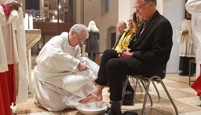 Fußwaschung im Deutschordensmünster am Gründonnerstag durch Dekan Roland Rossnagel bei Friedhofmitarbeitern Fußwaschung im Deutschordensmünster am Gründonnerstag durch Dekan Roland Rossnagel bei Friedhofmitarbeitern